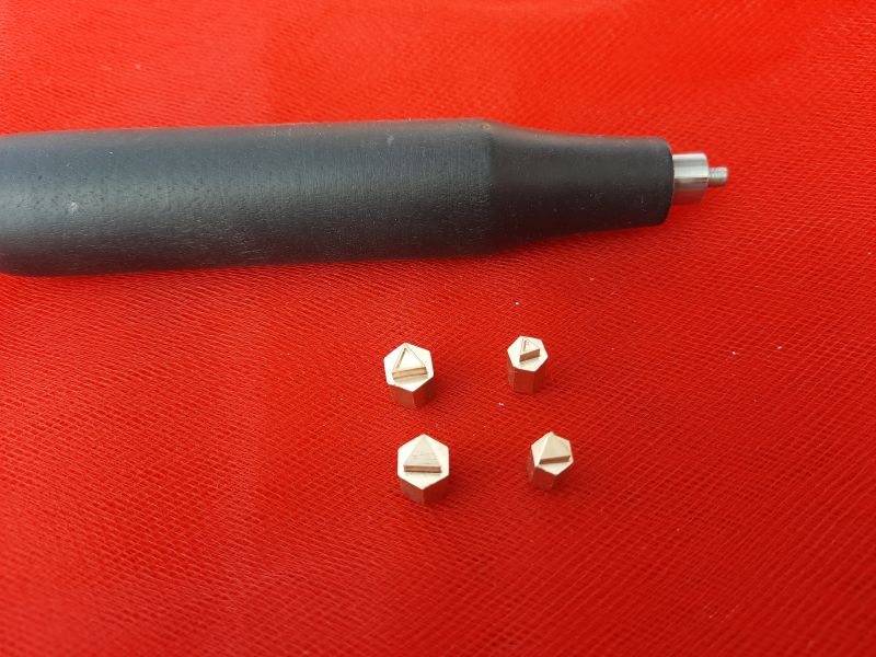 Set 4 punzoni diam.8-6 mm tringolo(2 contorno 2 pieni)con manico Valchekan (12)