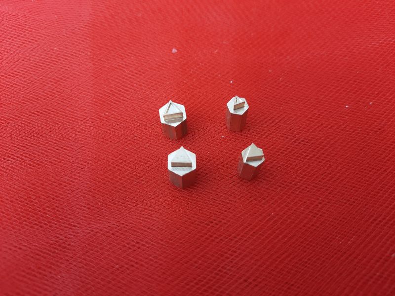 Set 4 poinons tringle diam.8-6 mm (2 contours 2 pleins )poigne Valchekan 12