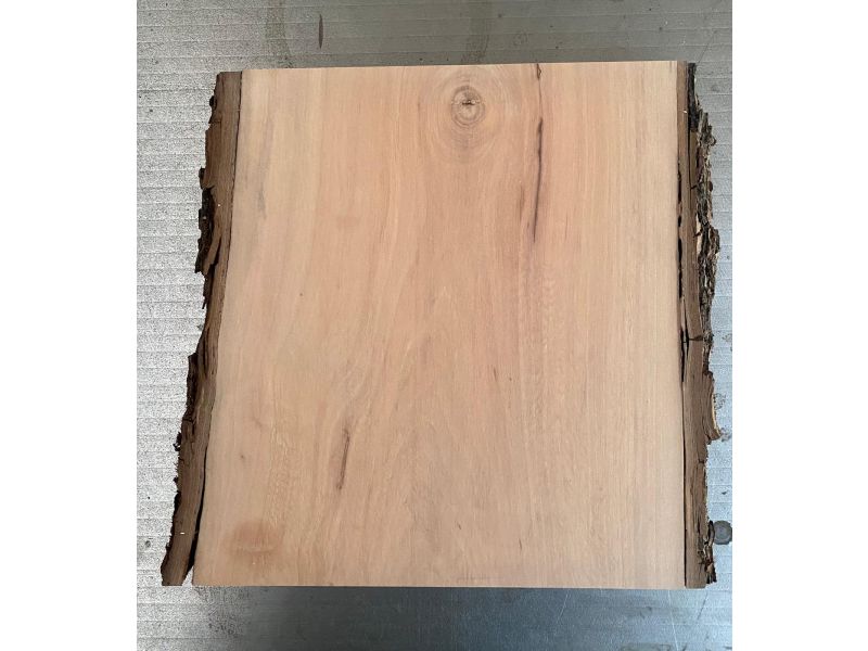 Pezzo unico in legno di Pero, con corteccia, larghezza 22 cm x altezza 23 cm