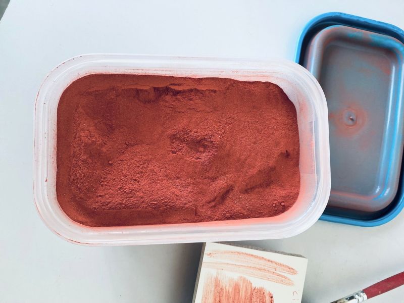 Cinabrio mineral de Monte Amiata, tono rojo rosado, pigmento italiano