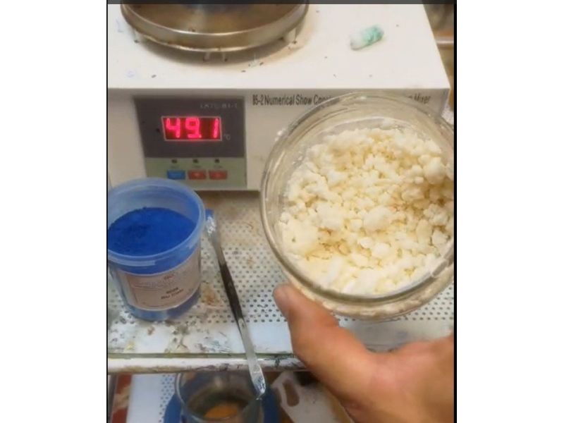 Bleached and saponified Punic wax in granular form, for hot encaustic painting