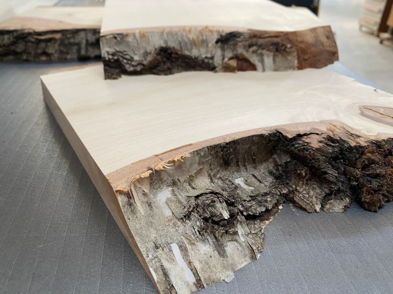 Pieza varias, en madera maciza de ABEDUL con biseles y corteza, ancho 15-20 cm, alto 20 cm