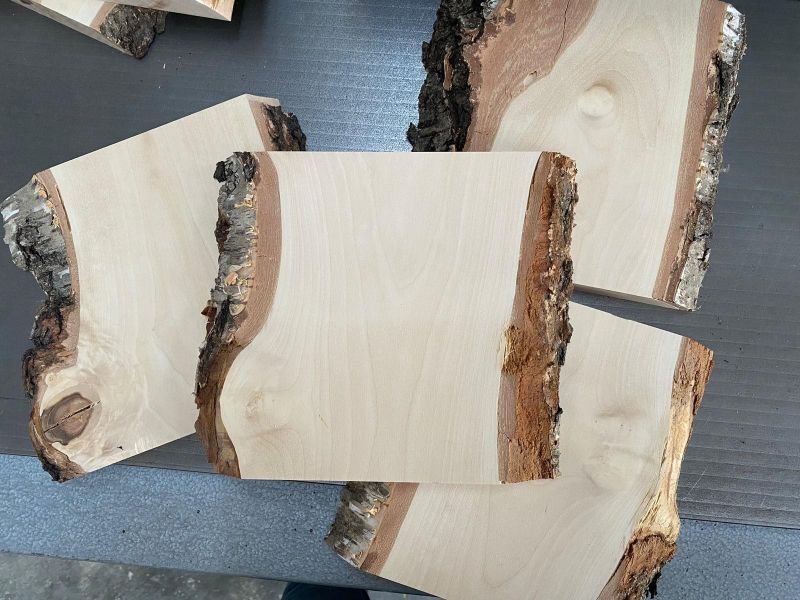 Pezzo vario, in legno massiccio di BETULLA con smussi e corteccia, larghezza 15-20 cm, altezza 20cm