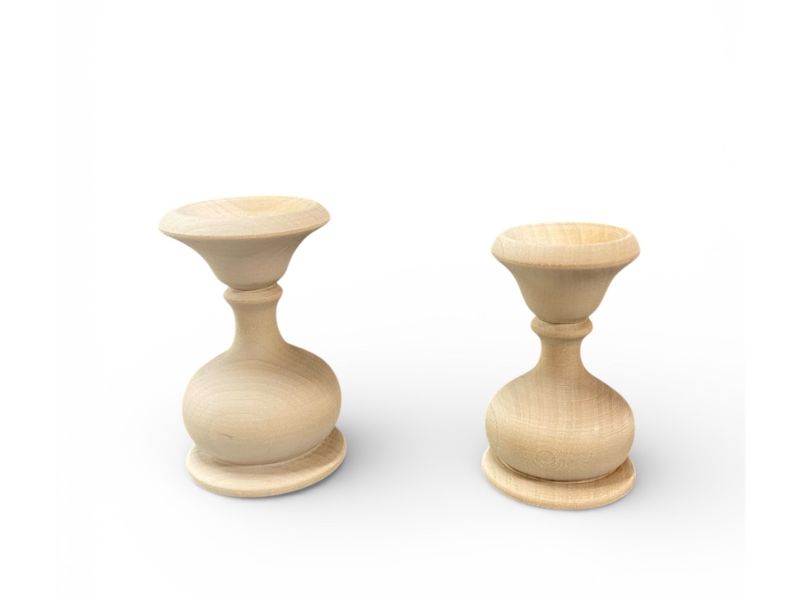 Piedistallo per uovo in legno di tiglio tornito.