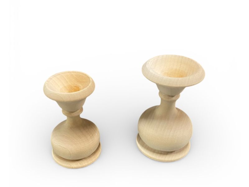 Piedistallo per uovo in legno di tiglio tornito.