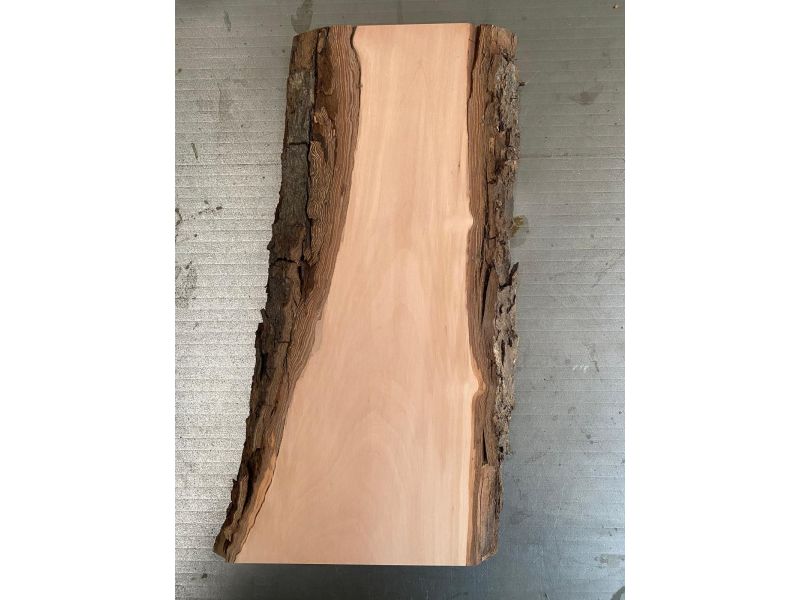 Pezzo unico in legno di Pero, con corteccia, larghezza 12 cm x altezza 40 cm