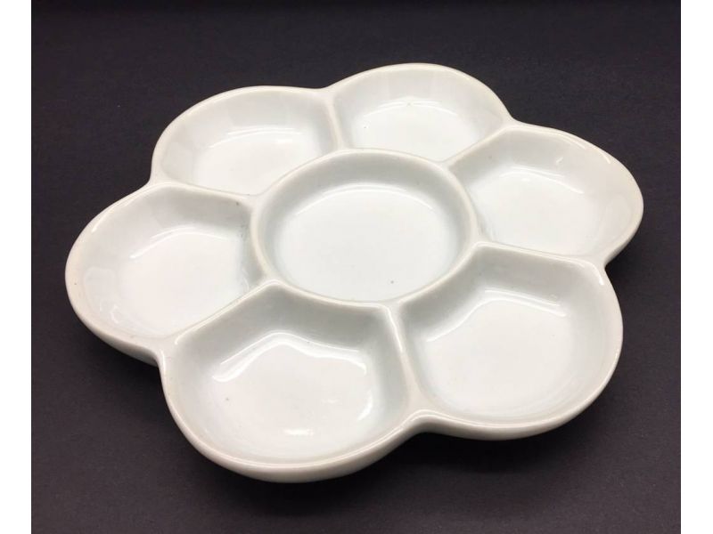 Flower-shaped porcelain palette diam. 15 cm. with 7 flat compartments