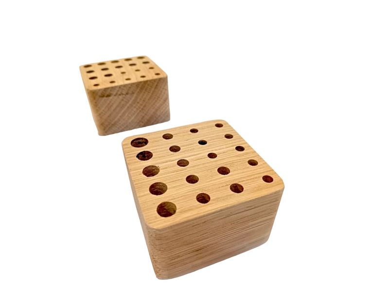 Portaescobillas de madera maciza 6,7x6,5 cm, espesor aproximadamente 4 cm, 20 agujeros