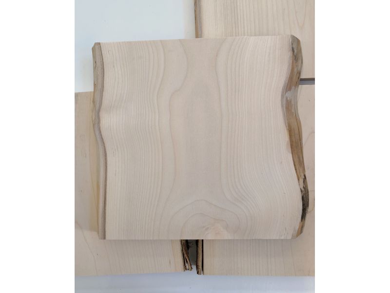 Pieza variada, en madera maciza de arce con biseles, ancho 25-27 cm, alto 25 cm