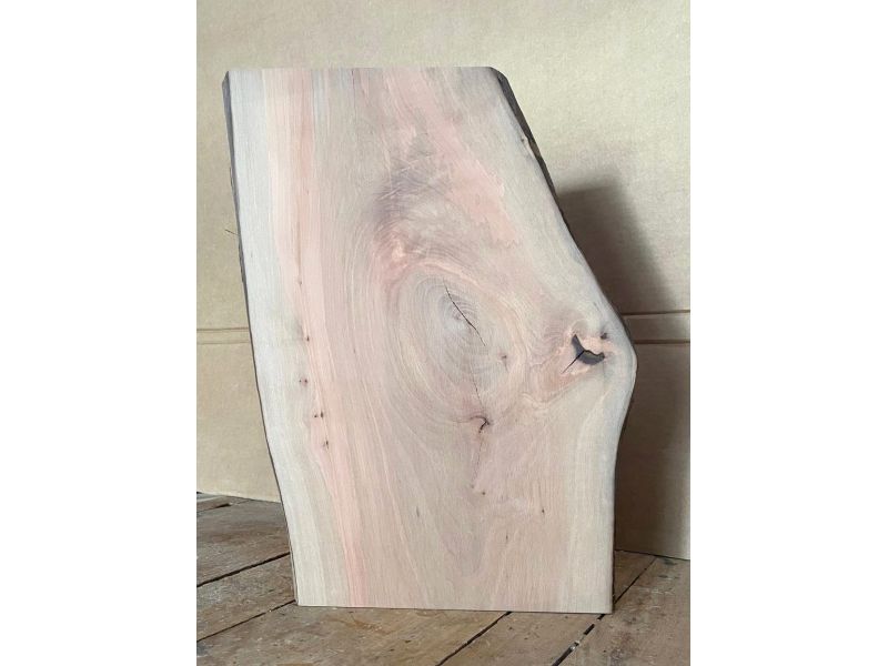 Pezzo unico in legno di Pero, con corteccia, larghezza 24 cm x altezza 39 cm