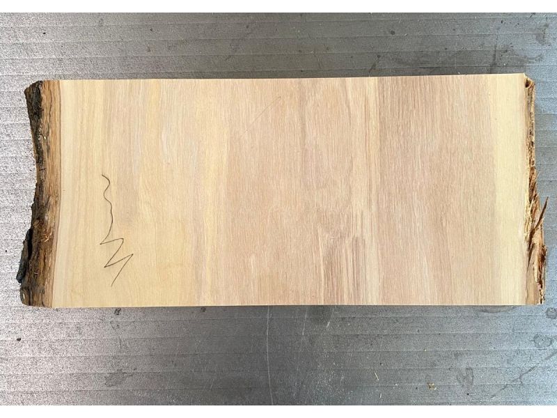 Pezzo unico in legno massiccio di ulivo con smussi e corteccia 25x11,5 cm