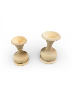 Piedistallo per uovo in legno di tiglio tornito.