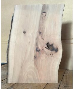 Pezzo unico in legno di Pero, con corteccia, larghezza 25 cm x altezza 39 cm