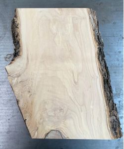 Unique piece in solid olive wood with chamfers and bark 25x37cm